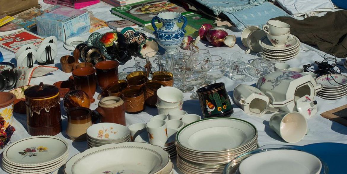 Towary na pchlim targu - zastawa stołowa, kieliszki, wyroby ceramiczne itp.
