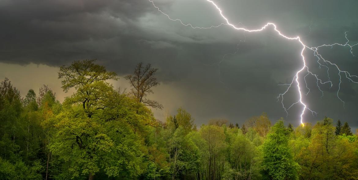 Błyskawica na burzowym niebie
