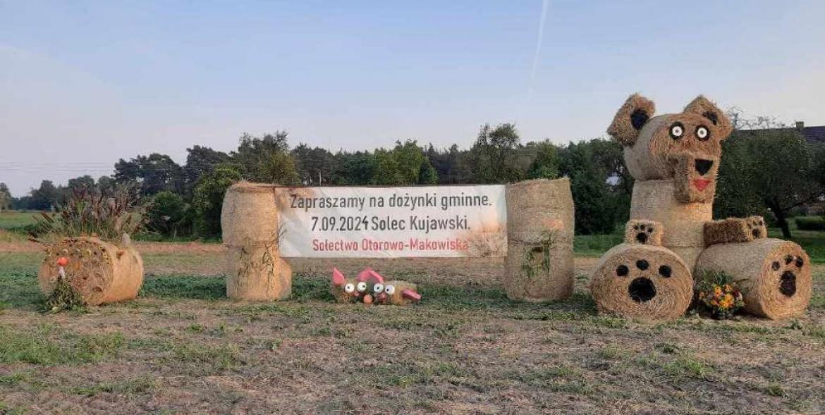 Witacz dożynkowy - słomiana konstrukcja z banerem.