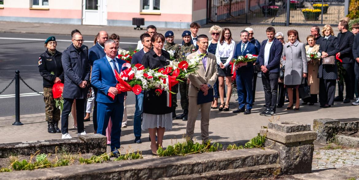 Delegacja z kwiatami przed pomnikiem