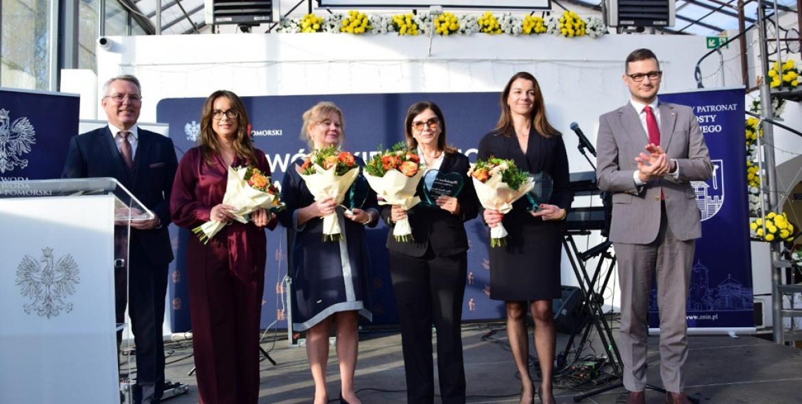 Laureatki Kryształowych Serc w towarzystwie wojewody i wicewojewody stoją na scenie