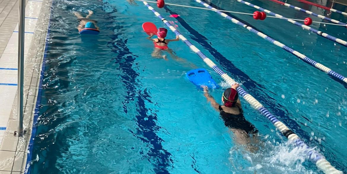 „Skok na głęboką wodę” – zajęcia pływackie trwają!
