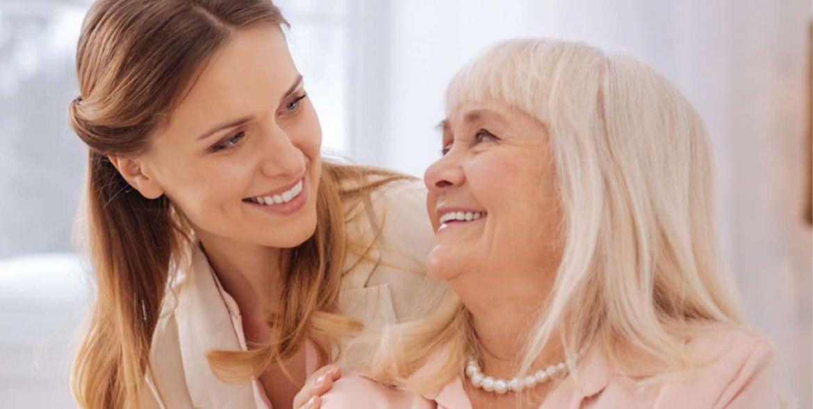 Na zdjęciu dwie uśmiechnięte kobiety - młodsz i starsza