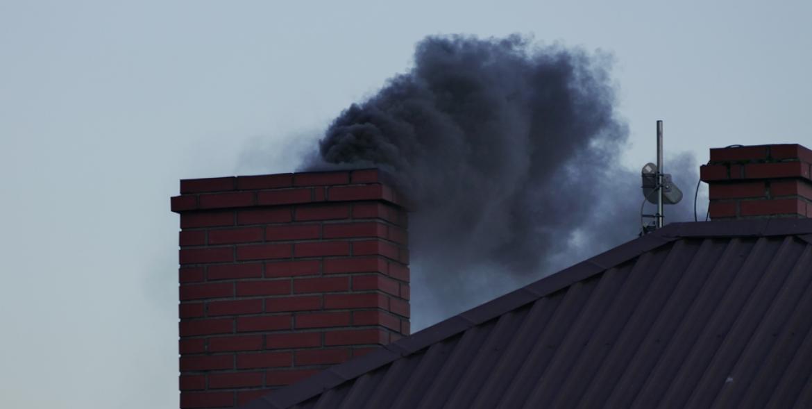 Gęsty, czarny dym z komina