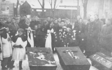 9 Grudnia 1945 roku - pogrzeb ekshumowanych ofiar Selbstschutzu na cmentarzu przy kościele Św. Stanisława