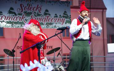 Rodzinny Jarmark Świąteczny - na scenie Elf i święty Mikołaj.