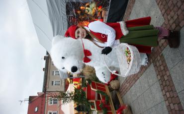 Rodzinny Jarmark Świąteczny - biały niedźwiedź i Elf z koszem cukierków.