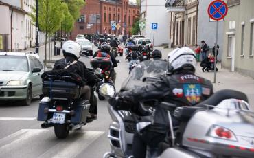 Przewjzad motocyklistów ulicami miasta.