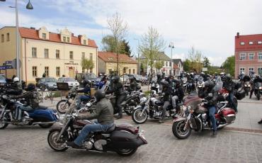 Przewjzad motocyklistów ulicami miasta.