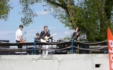 Koncert grupy młodzieżowej - sceną jest betonowa łódź.