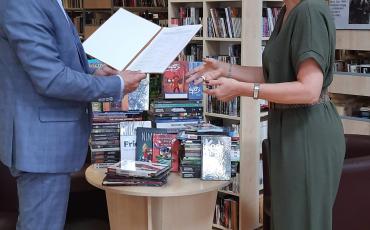 Przekazanie komiksów do biblioteki.