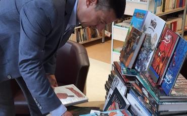Przekazanie komiksów do biblioteki.