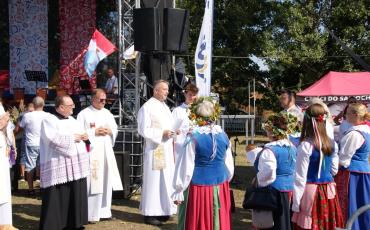 Przkazanie chleba proboszczowi przed mszą