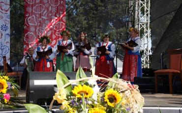 Występ zespołu folklorystycznego w strojach ludowych