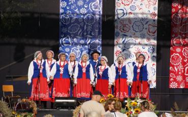 Występ zespołu folklorystycznego w strojach ludowych