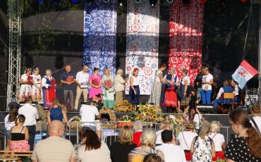 Na scenie stoją laureaci konkursu na naładniejszy wieniec