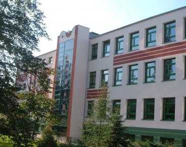 Szkoła Podstawowa nr 4. Widok elewacji z szybem windowym.
