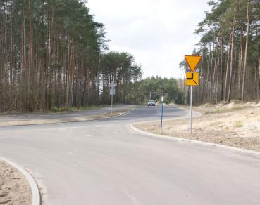 Nowa wyasfaltowana droga i ścieżka rowerowa.