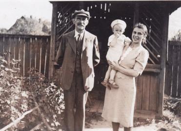 Rober Schiller z wnuczką i córką Hildegardą, rok 1939
